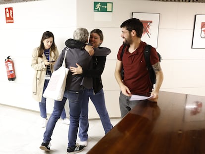 La representante de IU se abraza a la de Yolanda Díaz, junto a miembros de Podemos y Sumar.