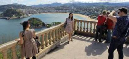 Una grupo de turistas disfruta de un día primaveral en el parque del monte Igueldo de San Sebastián. EFE/Archivo