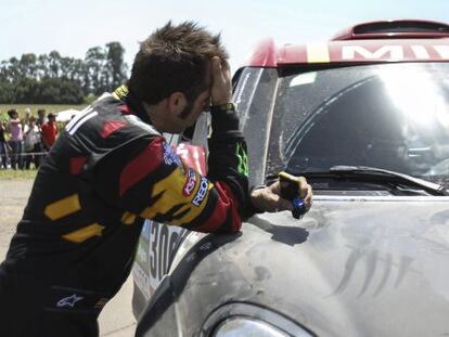 Nani Roma, de Mini, se lamenta tras sufrir una aver&iacute;a en su veh&iacute;culo durante la primera etapa del rally Dakar.