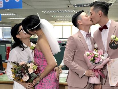 Dos parejas se besan tras casarse en un registro en Taipei este viernes.