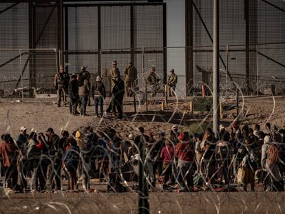 Desde hace tres años, México se convirtió en la sala de espera de todos aquellos que rechazaba su vecino del norte. En la imagen, cientos de migrantes esperan respuesta de las autoridades estadounidenses junto al río Bravo.