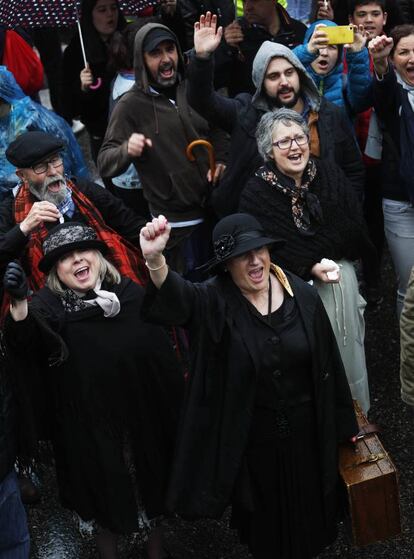 Cien mil personas procedentes de 23 provincias españolas participan este domingo en Madrid en la marcha 'Revuelta de la España vaciada', según los organizadores de la movilización, en la que se reclaman medidas para evitar la despoblación en el medio rural. En la imagen, participantes en la manifestación por el centro de Madrid, este domingo.