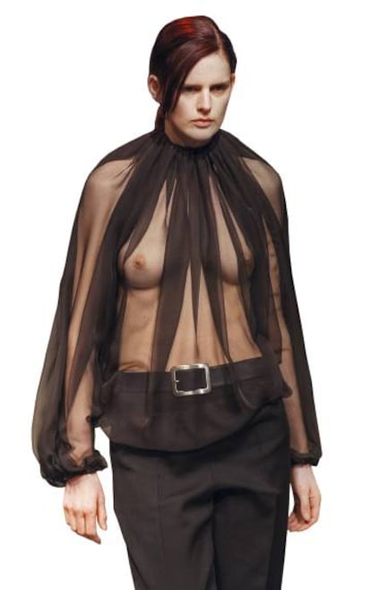 La modelo Stella Tennant desfila con un diseño de Alber Elbaz para la casa Yves Saint Laurent durante el otoño-invierno 1999-2000.