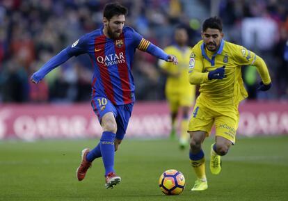 Lionel Messi (izquierda), del Barcelona, y Tana Domínguez, de Las Palmas, compiten por el balón.