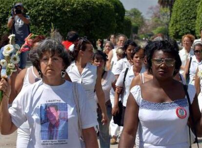 Manifestación de las Damas de Blanco en 2005 en La Habana.