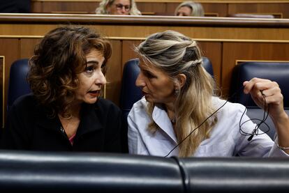 Las vicepresidentas primera, María Jesús Montero (i) y segunda,Yolanda Díaz, durante la sesión de control al Gobierno celebrada a finales de octubre en el Congreso.