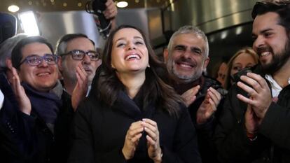 In&eacute;s Arrimadas es felicitada por sus compa&ntilde;eros. 