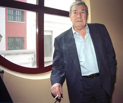 El escritor y Premio Planeta Antonio Prieto en 2002