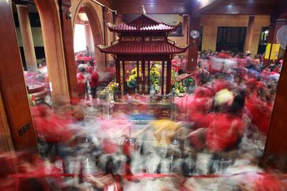 Miembros de una comunidad china realizan ofrendas durante el Año Nuevo Lunar en un templo de Manila (Filipinas), el 5 de febrero.
