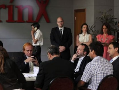 Martin Sabbatella, presidente de la Autoridad Federal de Servicios de Comunicaci&oacute;n Audiovisual (tercero por la derecha), en una reuni&oacute;n con representantes del Grupo Clar&iacute;n.