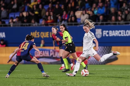 Melanie Leupolz golpea el balón el pasado miércoles en el Johan Cruyff en la vuelta de las semifinales de Copa ante el Barcelona.