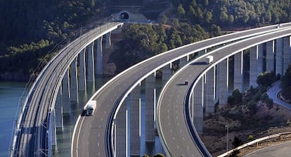 La v&iacute;a del AVE Madrid-Valencia, en un tramo que discurre junto a la carretera Nacional 3.