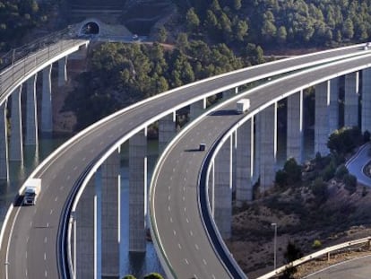 La v&iacute;a del AVE Madrid-Valencia, en un tramo que discurre junto a la carretera Nacional 3.