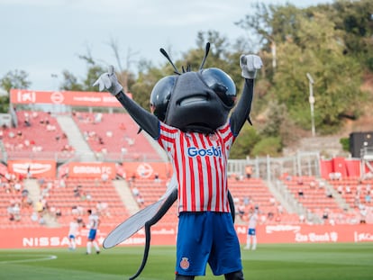 Sisa, la mascota del Girona FC, en un partido de esta temporada.