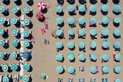 Vista cenital de la playa de Durrës (Albania) con medidas de distanciamiento por el coronavirus. La pandemia ha causado una caída del 66% en el número de turistas que visitan el país balcánico durante la temporada estival.