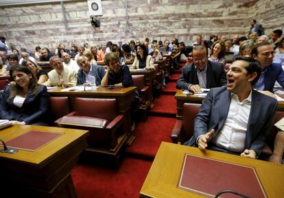 El primer ministro griego Alexis Tsipras bromea en el Parlamento antes de una sesión en Atenas, Grecia, este miércoles.