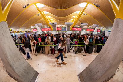 Numerosos viajeros hacían cola ante los mostradores de check-in de las compañías aéreas en el aeropuerto de Madrid Barajas, el pasado 30 de diciembre.