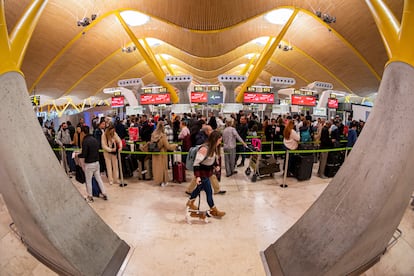 Numerosos viajeros hacían cola ante los mostradores de check-in de las compañías aéreas en el aeropuerto de Madrid Barajas, el pasado 30 de diciembre.