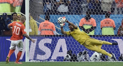 O goleiro da seleção argentina, Sergio Romero, pega o pênalti de Wesley Sneijder.