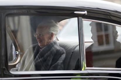 La reina Margarita II de Dinamarca (a la izquierda) abandona el Parlamento hacia el palacio de Cristián IX, al que vuelve habiendo puesto fin a más de medio siglo de reinado.