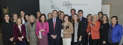 Foto de familia tras la entrega de los premios Mujer Empresaria. En el centro, Gonzalo Gortázar, consejero delegado de Caixabank y Inés Juste (de chaqueta rosa), presidenta del grupo Juste.