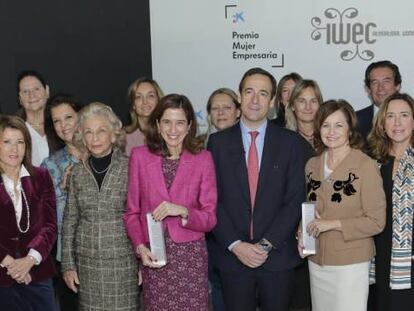 Foto de familia tras la entrega de los premios Mujer Empresaria. En el centro, Gonzalo Gort&aacute;zar, consejero delegado de Caixabank y In&eacute;s Juste (de chaqueta rosa), presidenta del grupo Juste. 