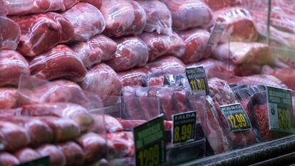 Piezas de carne en un mercado en Madrid.