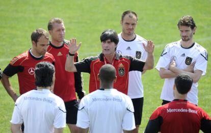 El seleccionador alemán, Joachim Loew (en el centro), da instrucciones a sus jugadores en un entrenamiento.