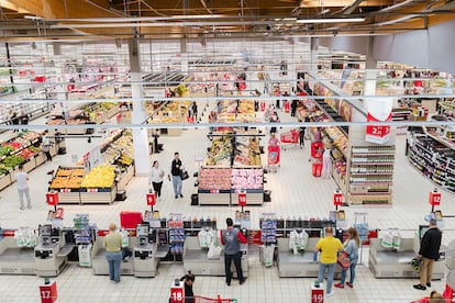 Interior de un hipermercado de Alcampo.