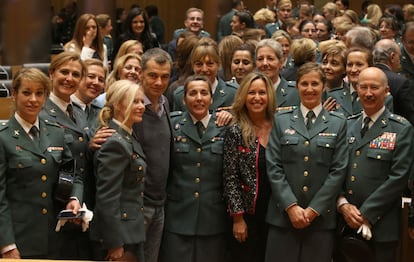 Guardias civiles participantes en el acto posan con los diputados Toni Cantó y Trinidad Jiménez.