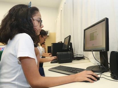 Alunas usam computador em uma escola pública de São Paulo.