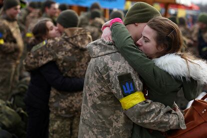 Olga abraza a su novio, Vlodomyr, mientras ambos se despiden en la estación de tren de Lviv, ciudad próxima a Polonia, que es el país vecino de Ucrania que más refugiados ha recibido, un total de 1,4 millones de personas. Otras 214.000 se encuentran en Hungría; 165.000 en Eslovaquia; 97.000 en Rusia; 84.000 en Rumanía; y 82.000 en Moldavia, de acuerdo con las estadísticas que actualiza a diario el Alto Comisionado de las Naciones Unidas para los Refugiados (Acnur).