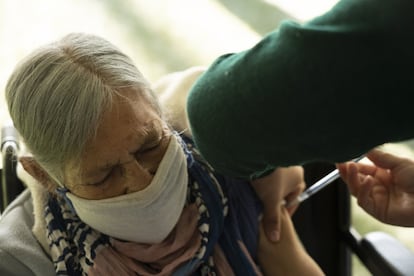 Una persona recibe la vacuna contra la covid-19 en Ciudad de México.