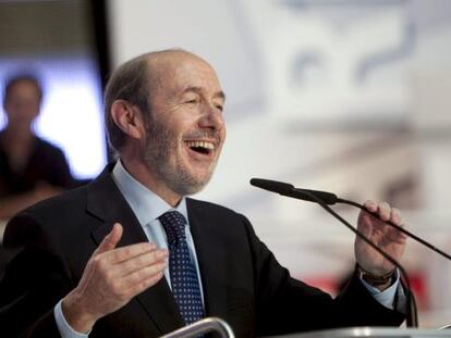 El ministro del interior Alfredo Pérez Rubalcaba durante el mítin ofrecido por el PSdeG-PSOE en el palacio de congresos de Vigo.