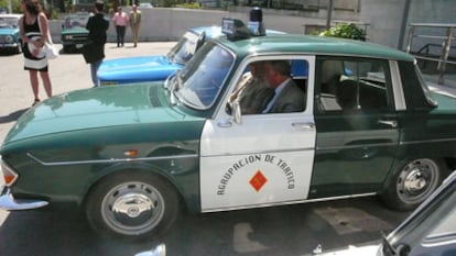 El director de la DGT, en el interior del viejo coche patrulla.