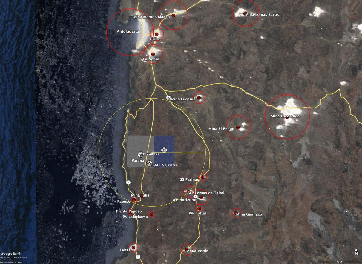 Vista satelital nocturna del sur de la región de Antofagasta.  En la actualidad, no hay fuentes de luz artificial (significativas) en un radio de 50km (círculo verde). Sin embargo, la zona está rodeada por un número cada vez mayor de proyectos mineros, líneas eléctricas o fotovoltaicos.