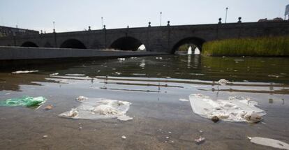 Suciedad en Madrid Río, en el Manzanares.