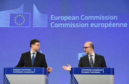 Valdis Dombrovskis y Pierre Moscovici durante la opini&oacute;n sobre los presupuestos de Portugal.