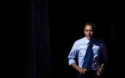 Barack Obama sube al escenario durante un acto electoral en Austin, Tejas.