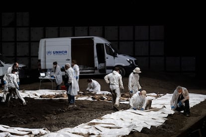 Cadáveres ya tapados y otros esperando serlo al final de la exhumación de una gran fosa común.