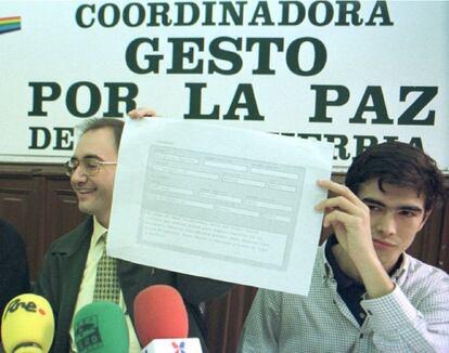 Dos miembros de la coordinadora pacifista sostienen en octubre de 1996 un ejemplar de un telegrama que remitieron al Ministerio del Interior para solicitar el acercamiento de los presos de ETA a cárceles vascas.