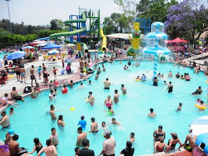 Vacacionistas visitan un balneario de Ciudad de México durante los días de asueto de Semana Santa, en abril de 2022.