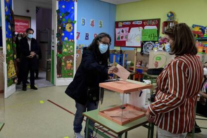 Una mujer ejerce su derecho al voto en un colegio electoral en Madrid. Un total de 5.112.658 personas están llamadas a votar en las elecciones autonómicas de este 4 de mayo, de las cuales 4.783.528 residen en la región.