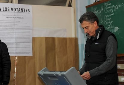 Mauricio Macri, alcalde de Buenos Aires y candidato presidencial de Argentina, estrena este domingo el voto electr&oacute;nico en su ciudad