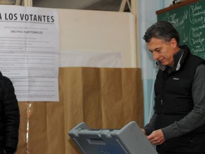 Mauricio Macri, alcalde de Buenos Aires y candidato presidencial de Argentina, estrena este domingo el voto electr&oacute;nico en su ciudad