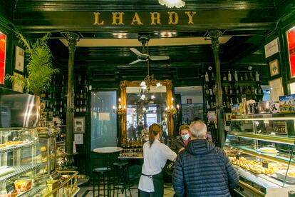Interior de la zona de tienda y barra del Restaurante Lhardy, en Madrid.