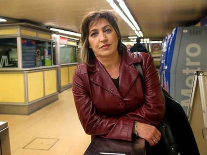 Rosa Gómez, el pasado viernes, en la entrada de una estación de metro.