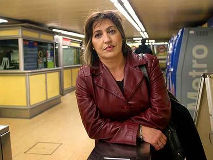 Rosa Gómez, el pasado viernes, en la entrada de una estación de metro.