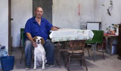 Arriba, Antonio Bru replanta garbas de arroz en El Palmar. Abajo, Vicente Linares, en la caseta donde está el motor que bombea el agua a los campos.