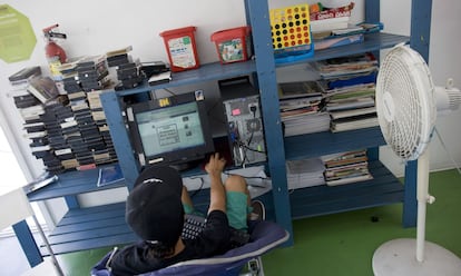 Un adolescente accede a internet para comunicarse con su familia en la casa de menores YMCA de Tijuana (México), en una foto de archivo.